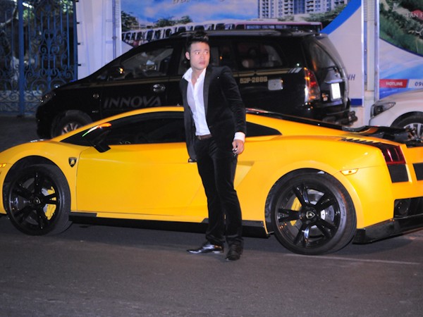 Ngọc Minh Idol lái siêu xe gần 20 tỷ đồng đi diễn