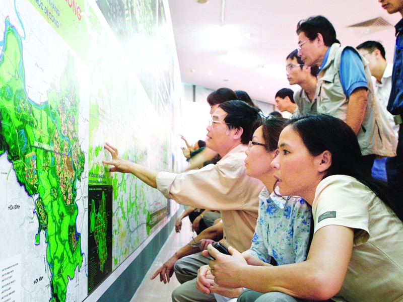 Người dân đến xem triển lãm quy hoạch chung xây dựng Thủ đô Hà Nội