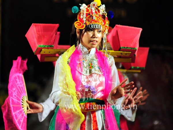 Người dân đội mưa xem múa cổ Thăng Long