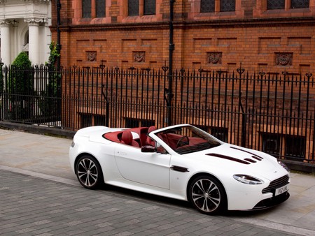 'Hàng nóng' Aston Martin Vantage Roadster lộ diện