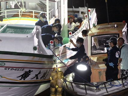 Điều tra viên khám tàu cá của ngư dân Hung Shih-cheng