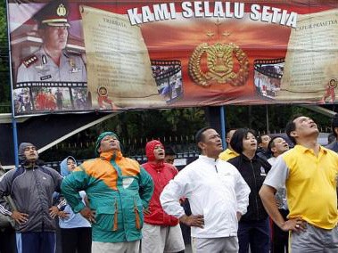 Cảnh sát Indonesia thi nhau tập thể dục vì… thừa cân