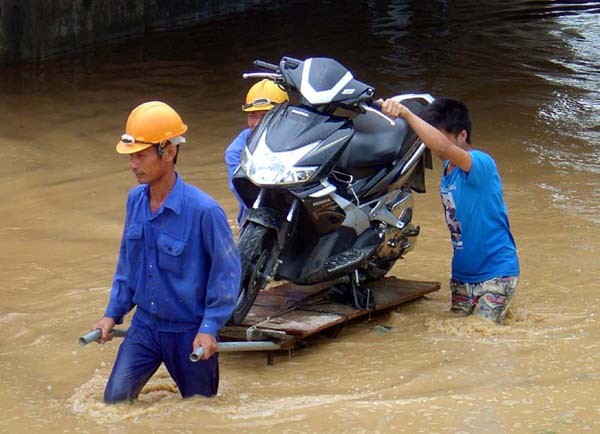 Cõng xe máy qua khu vực ngập lụt