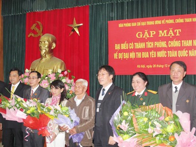 Ông Phạm Anh Tuấn (thứ 3 từ phải sang) tặng hoa cho các cá nhân có thành tích PCTN