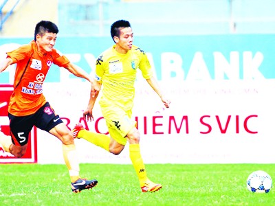 Hà Nội T&T (phải) đã đòi lại ngôi đầu sau trận đại chiến với Sài Gòn FC Ảnh: VSI