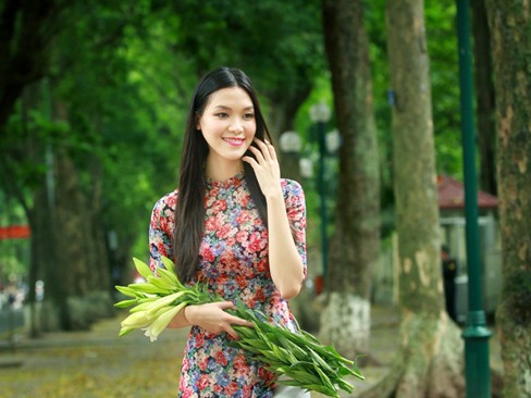 Hoa hậu Thùy Dung khoe sắc bên hoa loa kèn