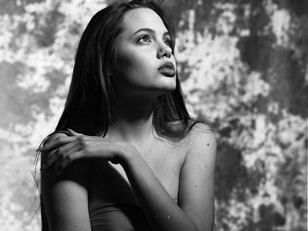 Hình ảnh ấn tượng về Angelina Jolie năm 16 tuổi