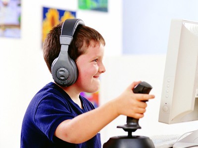 Trẻ em đang ngày càng lạm dụng tivi và máy tính