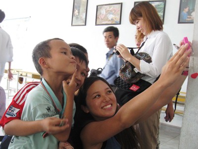 Nạn nhân da cam nước ngoài và Việt Nam tại buổi giao lưu Ảnh: H.V