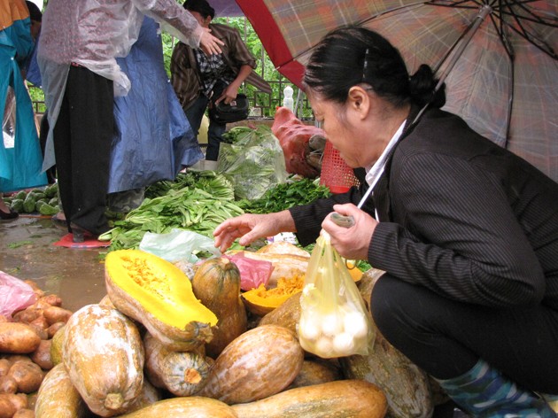 Người dân Hà Nội hối hả đi chợ chạy bão