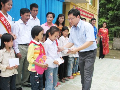 Phó Tổng Biên tập báo Tiền Phong, anh Lê Xuân Sơn trao học bổng cho các em