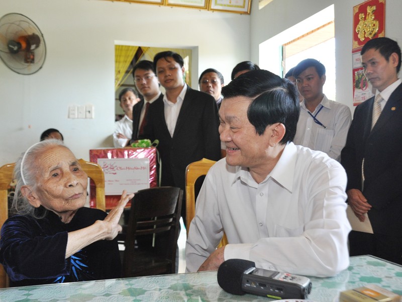 Chủ tịch nước Trương Tấn Sang thăm cựu du kích Võ Thị Nguyên