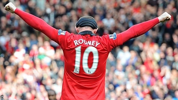 Rooney quấn băng đen đá chính, MU thắng tranh cãi