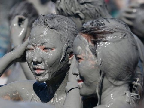 Ngắm kiều nữ tắm bùn ở Hàn Quốc