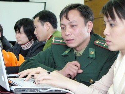 Thiếu úy Nguyễn Chí Ninh (thứ hai từ phải sang) giao lưu trực tuyến tại Báo Tiền Phong