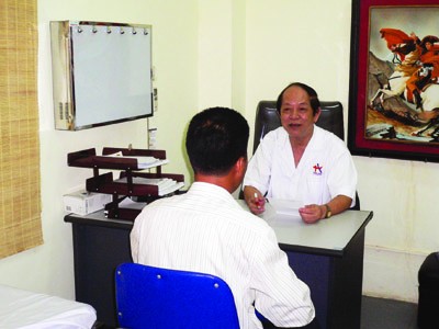 GS.TS Trần Quán Anh khám cho bệnh nhân bị MDN