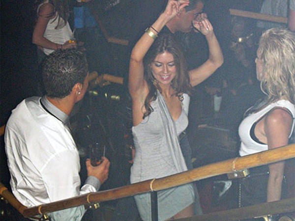 Ronaldo ký hợp đồng đẻ thuê với vũ nữ quán bar?