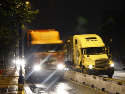 Né CSGT, xe tải, container rầm rập ‘hành quân’ giữa đêm