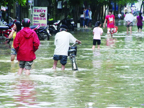 Dân thành phố Huế lội lụt giữa thời tiết tạnh ráo