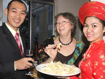 Bà Kathleen (giữa) thưởng thức món mứt Tết cổ truyền của người Việt Nam Ảnh: Nguyễn Huy