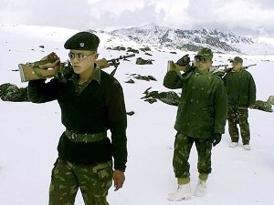 Lính Ấn Độ tuần tra khu vực Ladakh.