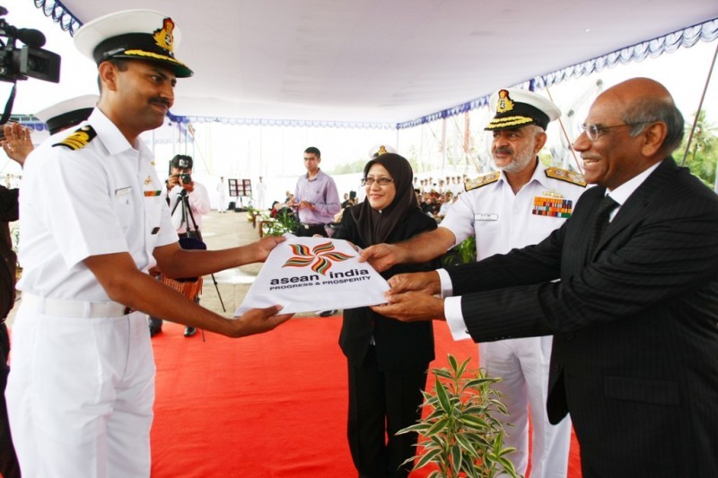 Tàu hải quân Ấn Độ thăm ASEAN