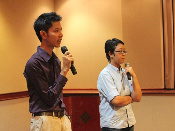 Anh Lương Thế Huy và chị Châu Loan, nhân viên dự án của ICS trò chuyện tại hội thảo Ảnh: Mi Ly