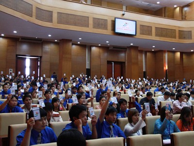 Các đại biểu biểu quyết thông qua một nội dung tại đại hội Ảnh: Trường Phong