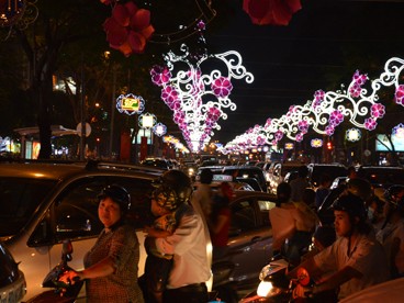 'Biển người' đón Noel sớm ở Trung tâm Sài Gòn