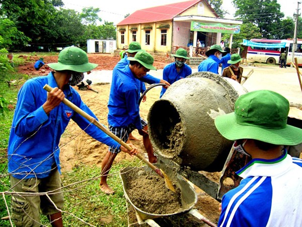 Bạn trẻ Đắk Lắk làm sân bóng chuyền