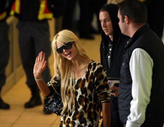 Paris Hilton bị bắt khi đi xem World Cup vì nghi giữ cần sa