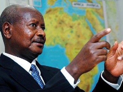Tổng thống Museveni đang hát khi diễn thuyết vận động tranh cử