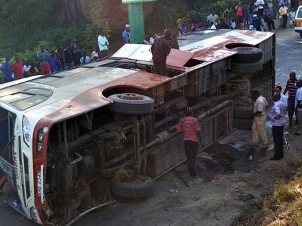 Xe buýt lật ở Kenya, 41 người chết