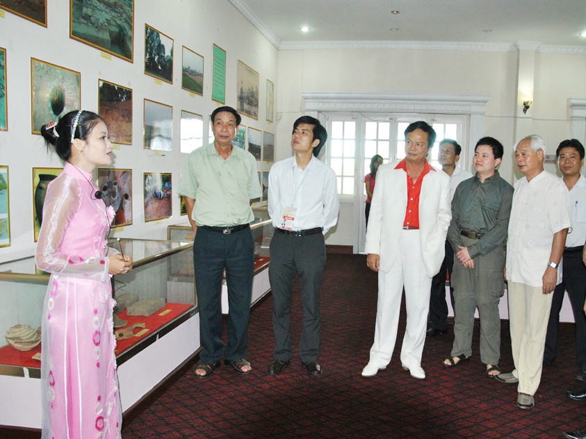 Các vị khách mời tham quan triển lãm