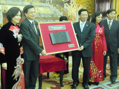 Chủ tịch UBND TP Hà Nội nhận phiên bản Chiếu dời đô Ảnh: Mac Vy