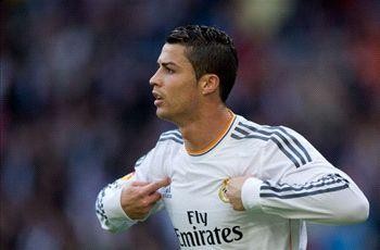 Đồng đội ấn 'bóng vàng' vào tay Ronaldo