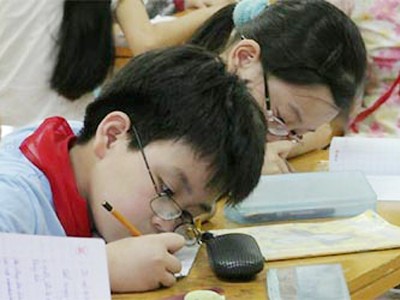 Ba triệu trẻ em Việt Nam phải đeo kính