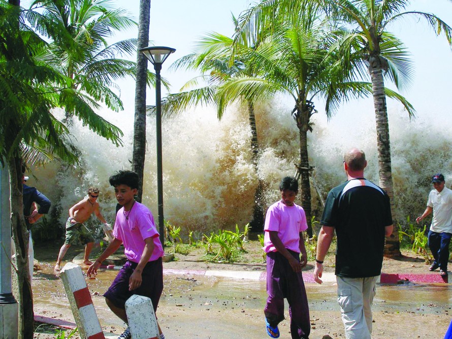 Hình ảnh kinh hoàng tại Indonesia khi sóng thần ập đến ngày 24-12-2004
