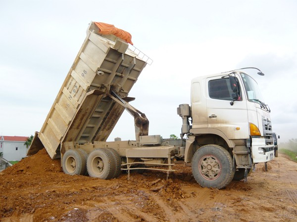 Xe tải của Cty Xuân Thành đổ đất trên đê tả sông Hồng đoạn qua huyện Khoái Châu (Ảnh chụp ngày 25-5-2012)