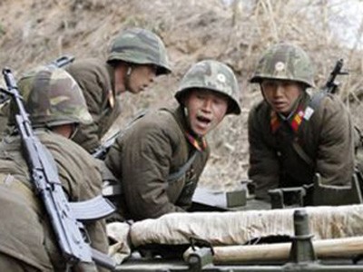 Lính Triều Tiên vận chuyển quân trang trong cuộc tập trận