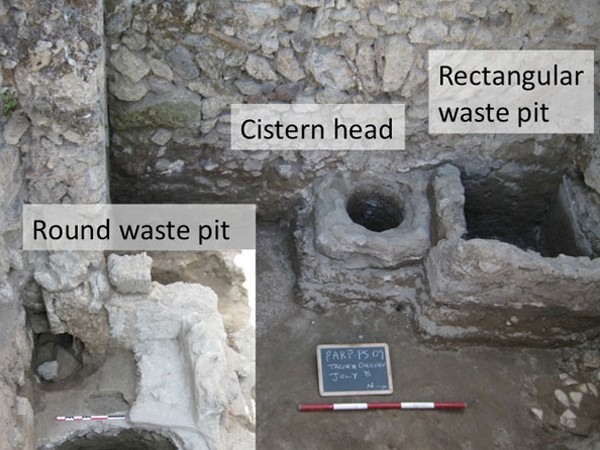 Tại sao các mộ cổ La Mã lại chôn kèm 'rác'?