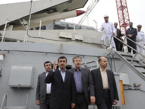 Tổng thống Iran Mahmoud Ahmadinejad cũng có mặt trong lễ hạ thủy con tàu Jamaran-2