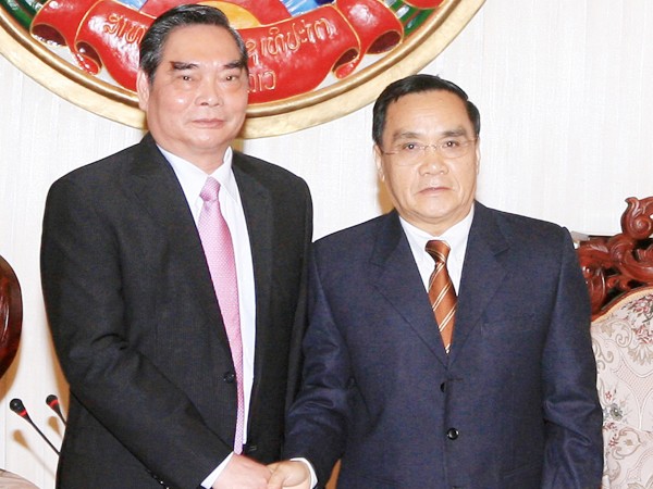 Thường trực Ban Bí thư hội kiến với Thủ tướng Lào