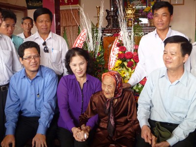 Bộ trưởng LĐ -TB&XH Nguyễn Thị Kim Ngân thăm mẹ Viết Ảnh: Trần Hiếu