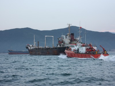 Bắt giữ tàu nước ngoài buôn lậu dầu