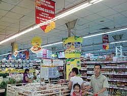 Bán hàng bình ổn giá tại siêu thị Co.op Mart. ảnh: Minh Nam (Thanh Niên)