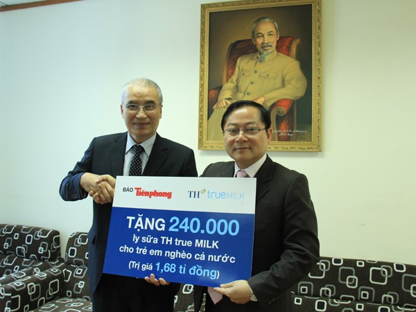 Tập đoàn TH phối hợp Tiền Phong tặng 240.000 ly sữa cho người nghèo