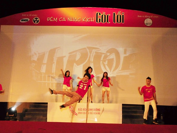 Võ Văn Thành biểu diễn đá ngựa qua nạng