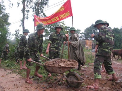 BĐBP giúp nhân dân miền Trung khắc phục hậu quả bão lũ (10-2010)