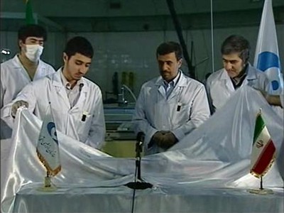 Tổng thống Iran Ahmadinejad đứng trước thanh nhiên liệu chuẩn bị được cho vào lò phản ứng hạt nhân.